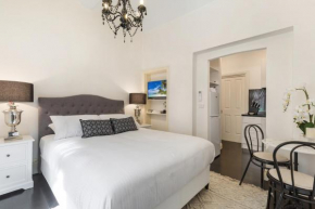 Chic CBD Studio in Heritage House with Pool & BBQ